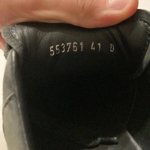 Alexander McQueen strl 41 - Säljer nu mina Alexander McQueen är inte använda dem så mycket eftersom dem är för små mycket bra skick ny pris ligger 7300kr.