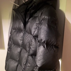 Moose knuckles vinterjacka - Använd ett fåtal gånger förra vintern. Har bara legat i garderoben då den inte passat mig. En väldigt snygg och varm jacka. Köpt på kidsbrandstore (barn storlek XL) köpt för drygt 6400 kr