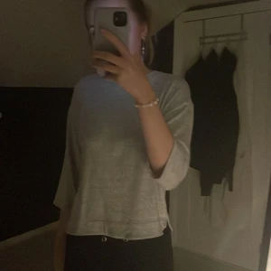 Trekvarts pyjamaströja - Bra skick, lite nopprig men ingen som syns särskilt mycket💓