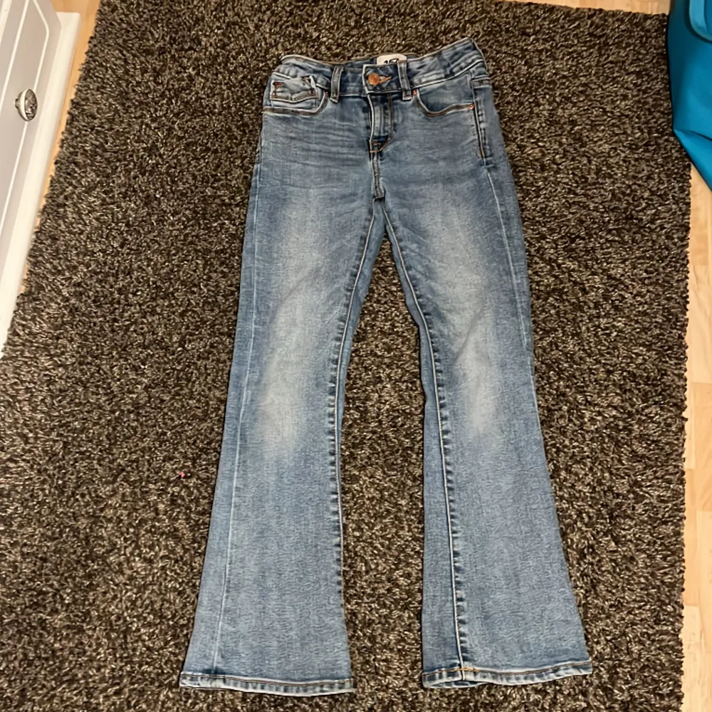 Säljer mina ljusblå låg/mellan midjade jeans. De är i bra skick. Det står ingen i storlek i de (vad jag kunde hitta) men jag skulle säga att de passar 134. Hör av er för mer frågor 💓. Jeans & Byxor.