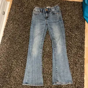 Säljer mina ljusblå låg/mellan midjade jeans. De är i bra skick. Det står ingen i storlek i de (vad jag kunde hitta) men jag skulle säga att de passar 134. Hör av er för mer frågor 💓