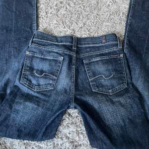 Jättefina lågmidjade jeans, jättefint skick. Kan endast visa bild på längden då de är för små i midjan💞  Mått: Innerben 77 cm Midja: 33 cm