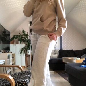 Beige Hoodie - Schön hoodie som passar alla!💕 Funkar både för killar och tjejer. Storlek xs men passar även s☺️