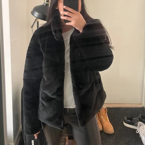 Zara fur jacka  - Jättefin Zara svart fur jacka i storlek M som funkar perfekt inför våren. Passar mig bra som brukar ha XS/S! Jackan är aldrig använd samt har inga defekter, inprincip ny skick. 💕💕 Nypris: 499kr, mitt pris: 300kr. Vid snabb affärs kan pris diskuteras!
