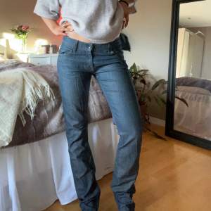 Säljer dessa lågmidjade jeans från Tiger of Sweden, Superbra skick! Innebenslängd 84 cm.  Skriv vid frågor eller liknande💓💓