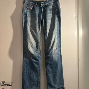 Diesel jeans  - Jättesnygga dieseljeans i en ljus tvättad färg som har använt skick därav priset men unika då det inte säljs längre. Lågmidjade och har en nedvikt kant nertill. Innebenslängd 76cm! Skriv vid frågor eller funderingar! 💕nypris 1500kr 