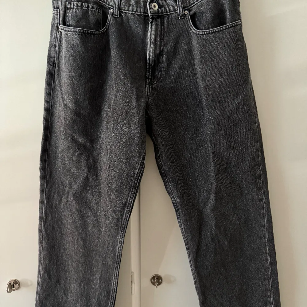Säljer ett par gråa jeans som var lite för loose för min smak. De är knappt använda och från Vailent.. Jeans & Byxor.