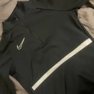 En Nike sport tröja som är perfekt till sportaktiviteter eller till en vanlig outfit. Inga defekter. Skriv för fler bilder eller frågor!🖤🤍