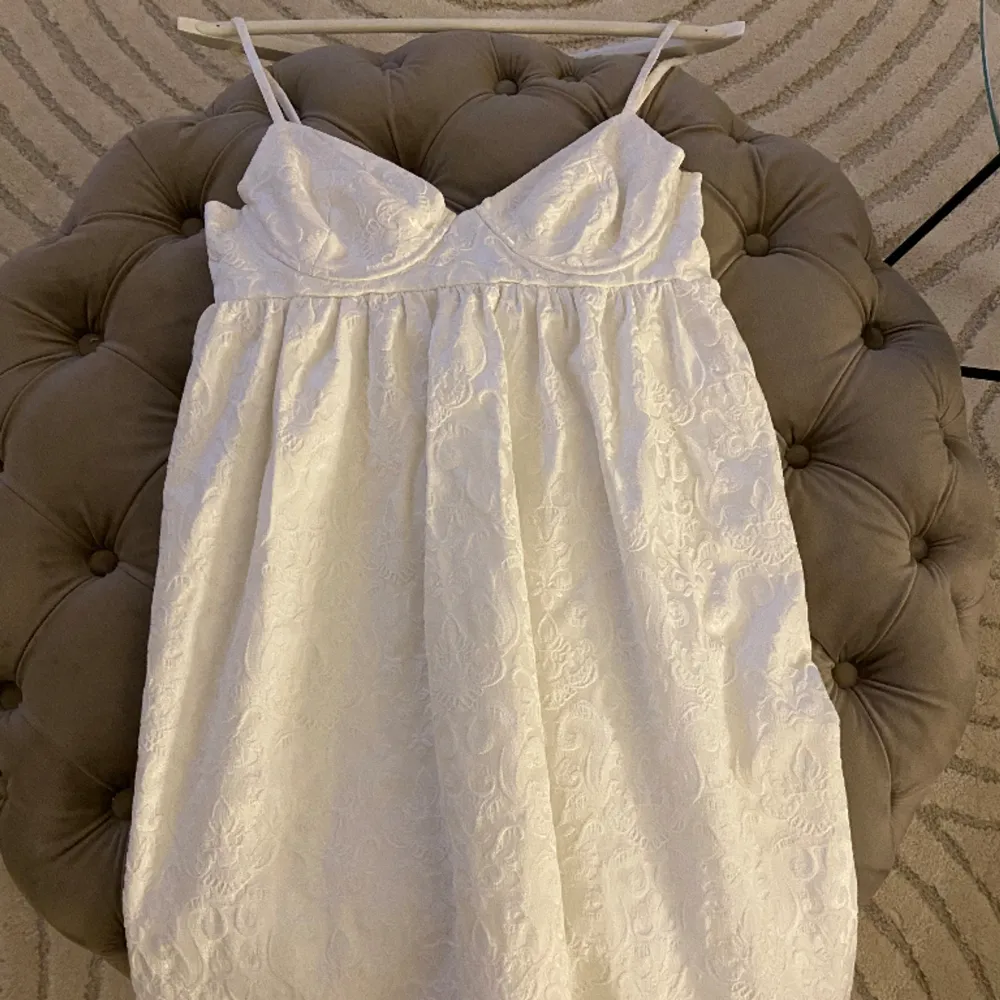 Vit klänning, från Gina tricot storlek 36.. Klänningar.