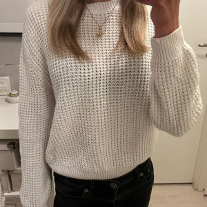 Vit stickad tröja - Stickad tröja från H&M i bra skick, säljer då den blivit för liten💓