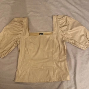  Beige skinntopp - Säljer då den ej kommer till användning, endast använd en gång. Ny pris 399kr (tror jag) jätte fin och passar både till fest och vardag. Skriv vid minsta fundering 💞💞😇🤩🤩