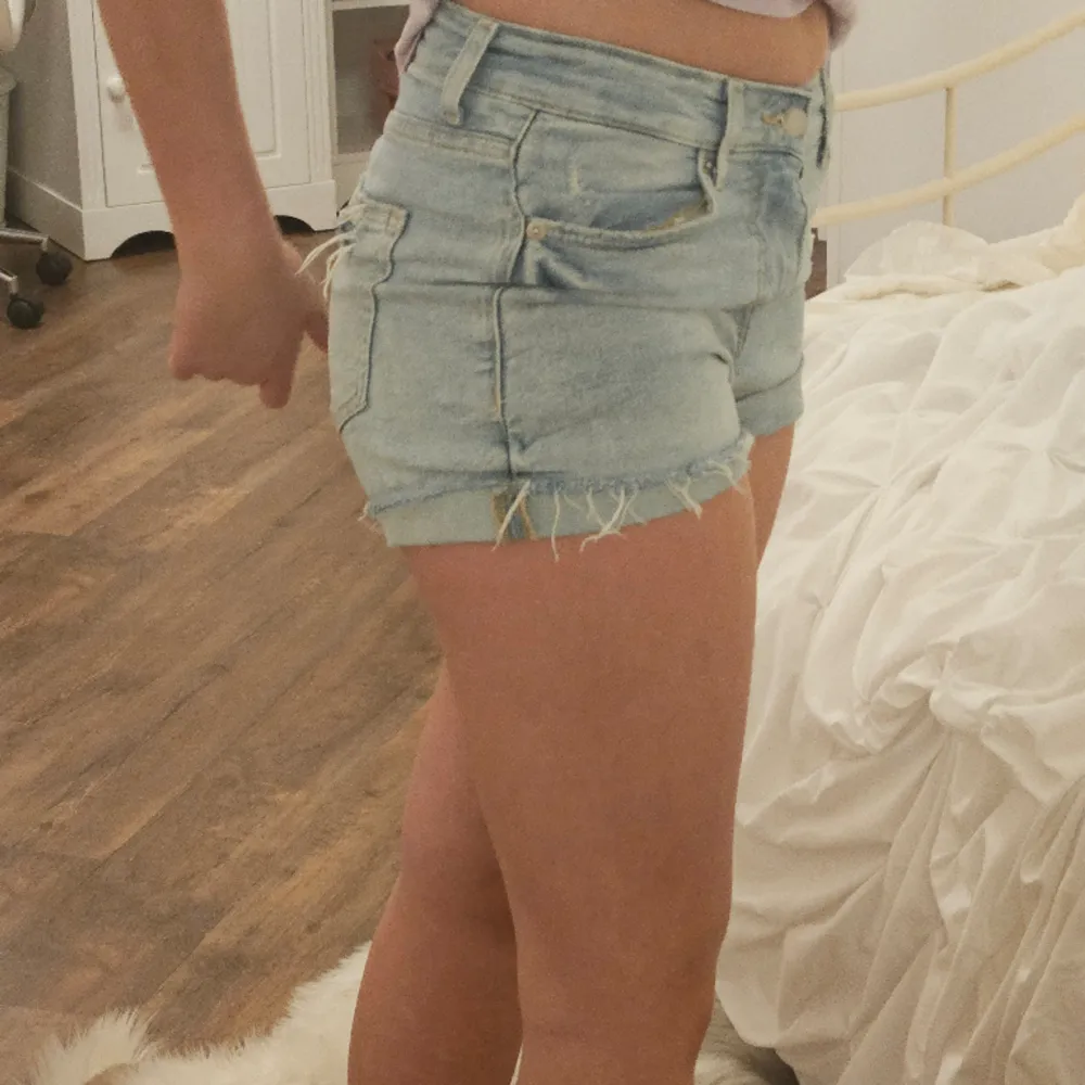 Ljusa Jeansshorts köpte från hm, men dem är lite små. Nypris 200 tror jag. Använt typ 5 gånger . Storlek 34.. Jeans & Byxor.