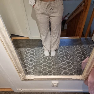 Beige linnebyxor  - Snygga beiga linnebyxor från lager 157 i mycket bra skick. Storlek S