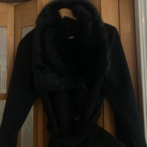 Svart pälskappa - Säljer min svarta pälskappa jag köpte här på Plick. Säljer pga den var för liten för mig. (Andra bilden är min bild) 🤍 Litet hål i fickan och i jackan