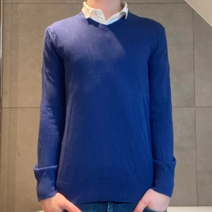 Kashmir Tröja - Säljer nu en riktigt fet Kashmir tröja från Banana republic. Den är i storlek S och är i mycket fint skick. Inköpt för 1499 men vårt pris ligger endast på 299 Skriv vid minsta fundering, priset är inte hugget i sten!