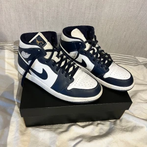 Jordan 1 Mid  - Säljer mina White/metallic gold-obsidian jordans 1 st 45. Använt cirka 10 gånger och de är som nya. Kunden står för frakten, priset kan diskuteras vid snabb affär