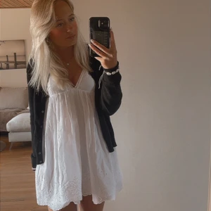 Zara klänning - (Dem två sista är Lånade bilder) säljer nu min klänning från zara då jag tycker den är lite för kort för mig som är runt 168💕använde ungefär 3 ggr 💛strl S jätte fin klänning nu till sommaren💗om ni vill ha flera bilder så är det bara att skri
