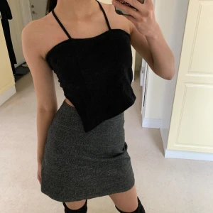 Binary01 asymmetrisk crop top - Varsamt använd   Vit 50kr  Svart 50kr Köparen står för frakt  Kika gärna in andra plagg på min profil för att spara på frakt