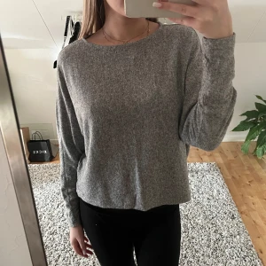 Stickad tröja  - Jätte skön stickad tröja från h&m, knappast använd har inga skador