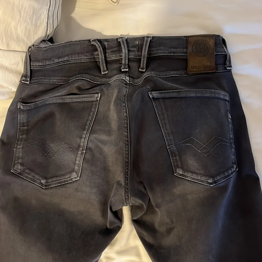 Säljer dessa sjukt fina replay jeans, jeansen är i toppskick och är knappt använda.  Skick 9/10 . Jeans & Byxor.