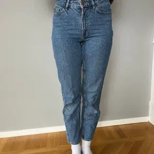 Jättefina Mom-jeans i modellen ”Nea” från Lindex. Storlek 36. Inköpta för ca 2 år sedan, finns fortfarande i butik för 599kr. Jag är 174 cm lång och upplever att de är lite ”för korta” för mig, därav har jag inte använt de så mycket som önskat! 