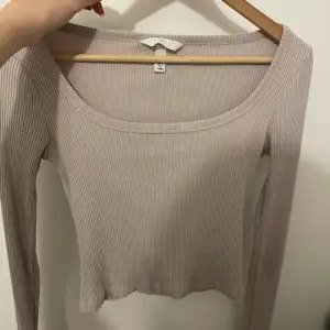 säljer denna tröja från h&m💕 väldigt fin och i bra skick🙌 (använd typ 4 gånger)