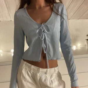 Tröja - Tröja med snören ifrån chiquelle, jätte fint skick, ljusblå, storlek xs, 120kr