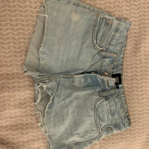 Jeansshorts - Super fina jeansshorts från lager 157, köpt på rea pga defekt på framsidan, men det är ingenting som stört mig. Strl XS💕