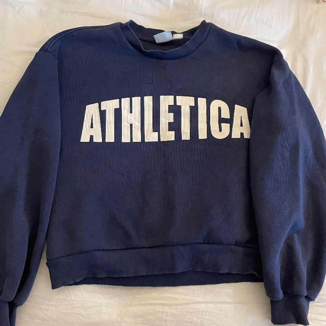 Marinblå hoodie från Gina 