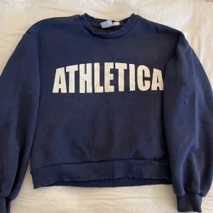 Marinblå hoodie från Gina  - Marinblå hoodie från Gina Young. Använd ganska mycket därav priset men fint skick. 