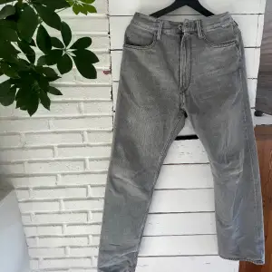 Säljer mina G-star jeans eftersom dom inte längre kommer till användning:)  Hittar inte dom längre på g-stars hemsida men har fler bilder om det behövs 😄 GS/E.89  