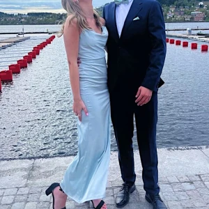 Balklänning - Säljer nu min balklänning som jag köpte på plick förra året. Bild 2&3 är lånad. Den är i bra skick och i stretchigt material så storlek 34/Xs men passar även 36/S. Jag är 169💖💖💖nypris är 899kr🩵🩵