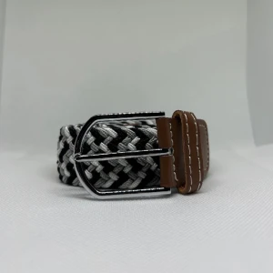 Flätat bäkte - Säljer nu mitt svarta, gråa och vita flätade bälte i längden 85cm mer går upp till 150cm den är alltså stretch