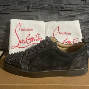Christian Louboutin Junior spike suede - Säljer nu ett par riktigt feta Louboutin Junior spikes Grå mocha/suede i toppenskick🤩Box samt dustbags fås med🤝 Cond 8,5/10, alla spikar kvar i väldigt fint skick👀  Tveka inte att höra av dig vid minsta lilla fundering🙏