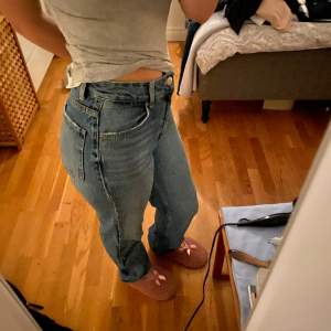 Ett par Streight jeans som passar perfekt i lägesenergi då jag är 165!