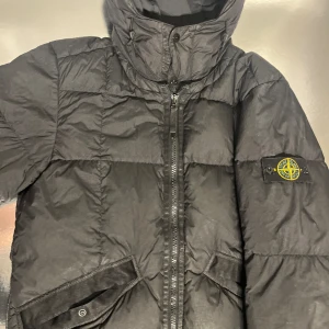 Stone Island Jacka - Säljer min jacka från Stone Island eftersom jag köpt en ny. Är i storlek L men passar grymt till en M person. Bra skick ett smått hål på insidan samt någon liten skråma på utsidan. PRIS KAN DISKUTERAS