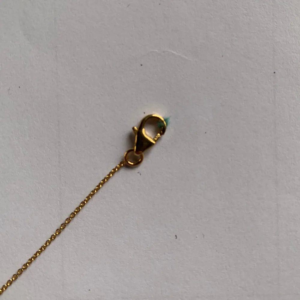 äkta silverhalsband, guldpläterat, från guldfynd💍 nypris 598kr🤗 se bild 3 för en liten defekt i spännet, inget som syns när man bär halsbandet dock☺️Boxen ingår. Accessoarer.