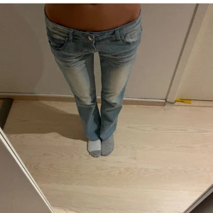 Low waist jeans - Säljer dom absolut snyggaste jeansen jag någonsin haft!! 😍😍😍😍 midjemått rakt över: 36cm  Innerbenslängd: 78 cm
