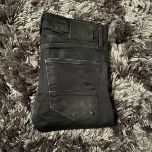 Snygga svarta Jack & Jones jeans i storlek 29W31L. Sparsamt användna, fint skick. Vid frågor eller funderingar är det bara att skicka ett meddelande mvh 184Closet. 