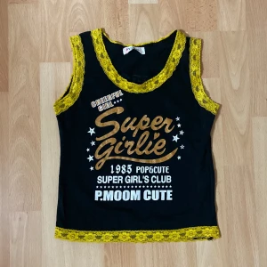 Linne  - Fint vintage croppat linne med tryck på! Passar s och xs!