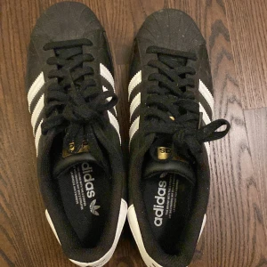 Adidas skor - Säljer min adidas skor som jag tröttnat på använda fem fyra gånger skick 8/10 ingen låda ingår och du får dom tvättade innan du får dom