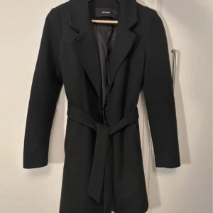 Svart kappa  - Svart kappa från Vero Moda 