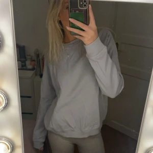 Ljusblå sweatshirt!! - Så mysig sweatshirt! Fodrad inuti också! Aldrig använd och köpt för något år sedan