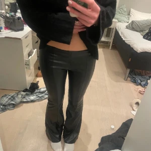 Fina skin byxor - Jätte fina skinbyxor andvända ett par få tal gånger. Säljer då byxorna är lite för korta för mig är 179 lång. Köpta från plick. Pris går att diskuteras. Inte mina bilder💕