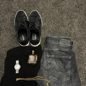 JACK&JONES JEANS! - Gråsvarta Grisch jeans, säljer för de var lite för små för mig. Bra passform och lätt att styla!