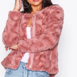 Vero Moda pälsjacka - Säljer denna fuskpälsjacka ifrån Vero Moda i storlek M. Nypris 400kr säljes för 150kr 😍