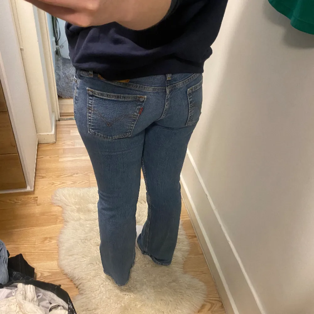 Skitsnygga lågmidjade jeans från levi’s! Midjemått 36 och innerbenslängd 70🫶. Jeans & Byxor.