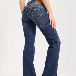 Säljer dessa Levi’s jeans, lågmidjade bootcut. Köpte dem för en månad sen men har aldrig använt för de är inte så långa i benen som jag skulle vilja! De går precis ner till min fot och jag är 167cm❤️ original pris 1300kr säljer för 700kr 