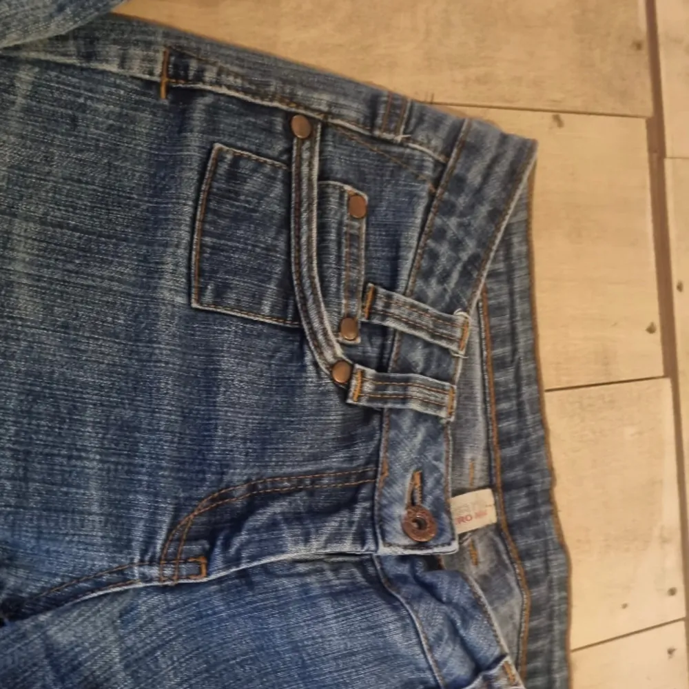 Jeans från Veromoda som är lite långa på mig. Dragkedjan i jylfen är sönder men man kan stoppa en säkerhetsnål eller sy 💕det står ingen storlek men dom sitter som s❤️. Jeans & Byxor.