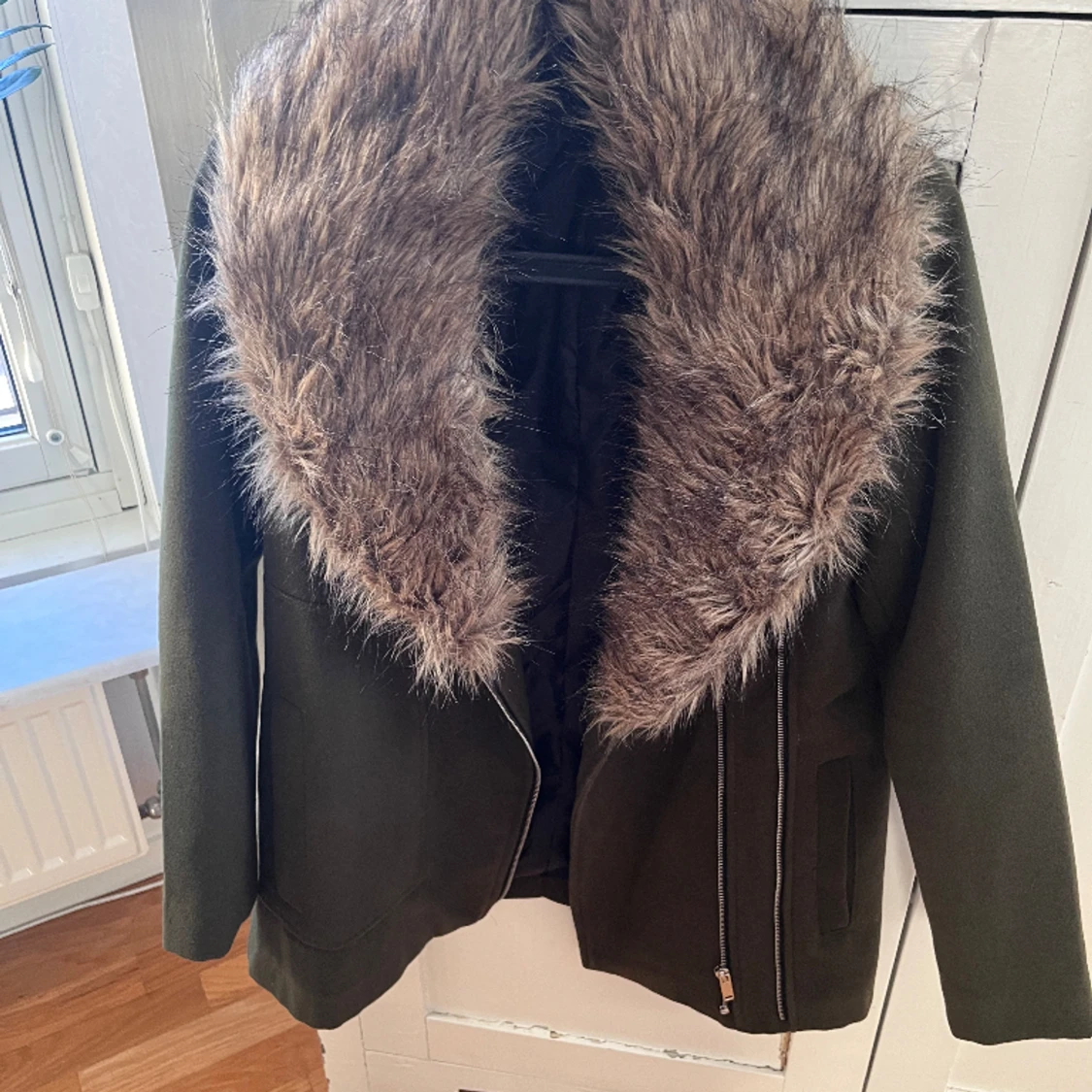 Vår/höst -kappa med krage i fuskpäls